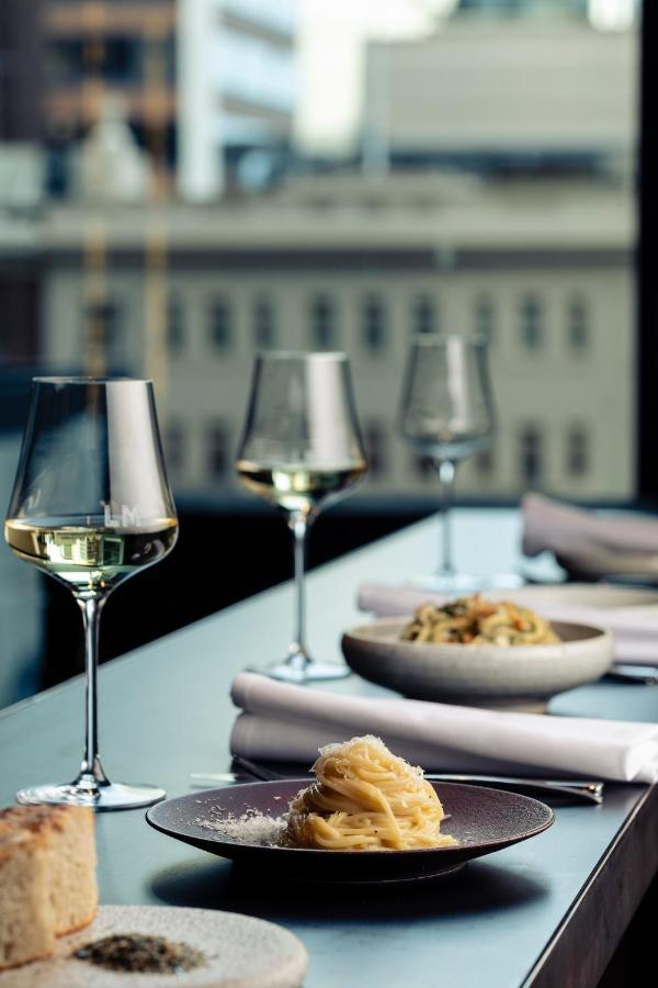 Next Hotel Melbourne, Curio Collection By Hilton Eksteriør bilde Wine glasses